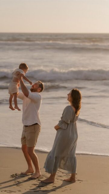 When your family and maternity shoot turns out like this 🤩 

—
San Diego Encinitas family photographer maternity photoshoot session beach north county cinematic documentary nostalgic