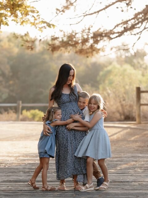 Just a mama and her little ducklings 🤍

I seriously love photographing the same families year after year. Seeing your kids grow is the sweetest 🥺

Boise family photographer treasure valley family session eagle Idaho candid photography